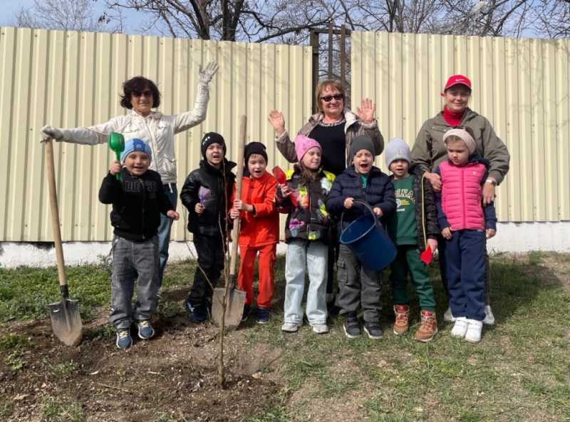 В Новороссийске детсадовцы сделали самое важное дело Весны &mdash; посадили деревья!