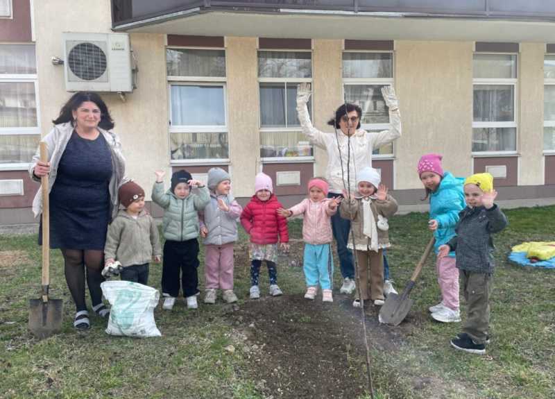 В Новороссийске детсадовцы сделали самое важное дело Весны &mdash; посадили деревья!