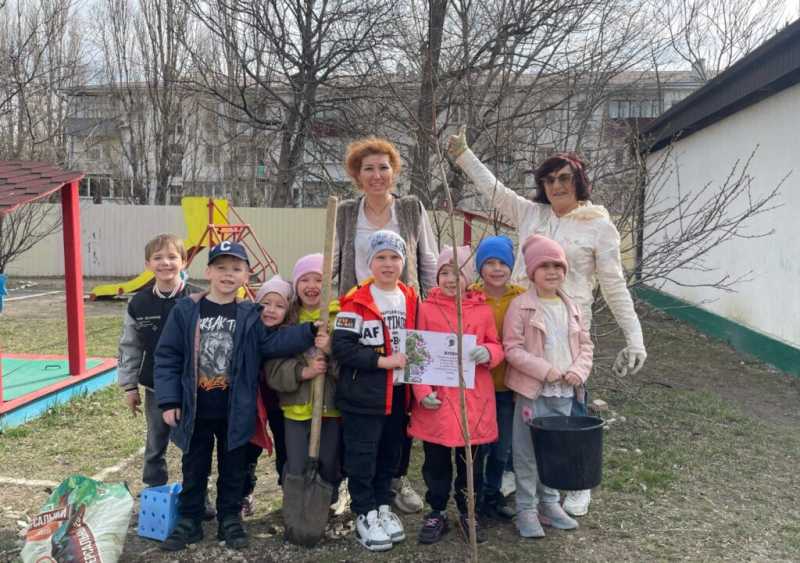 В Новороссийске детсадовцы сделали самое важное дело Весны &mdash; посадили деревья!