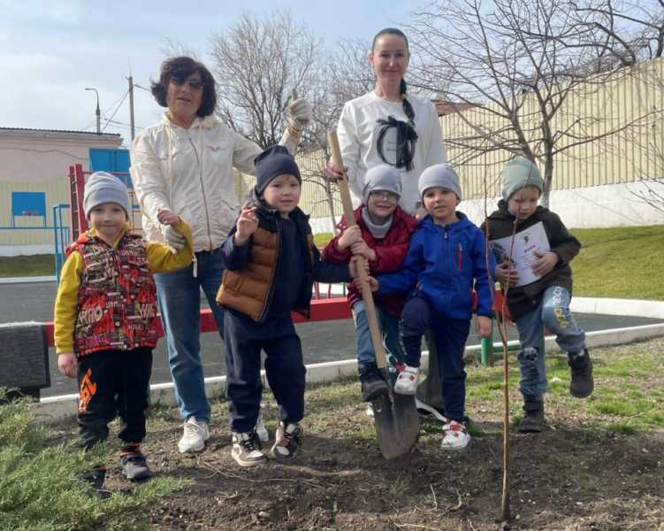 В Новороссийске детсадовцы сделали самое важное дело Весны &mdash; посадили деревья!