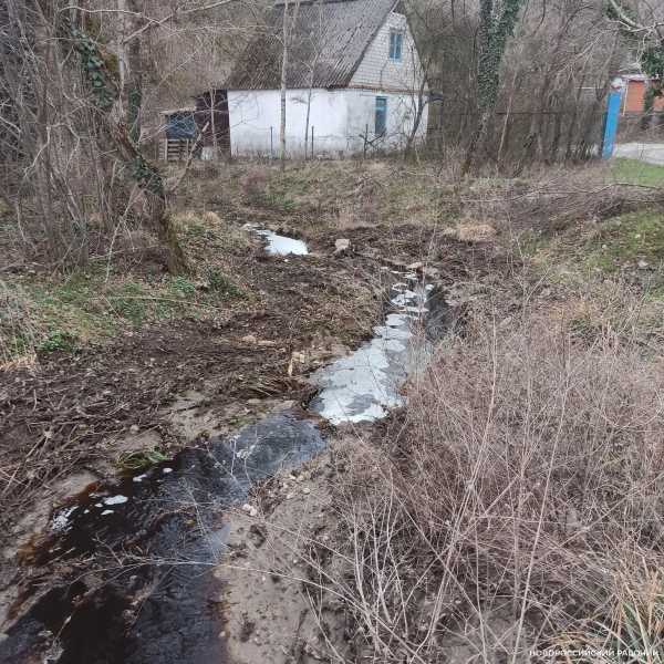 В Новороссийске фильтрат прорвался с горящей свалки в лесной массив