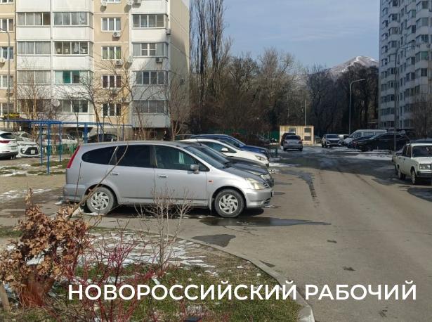 В Новороссийске инвалиды не могут понять, как организовать особую парковку в собственном дворе