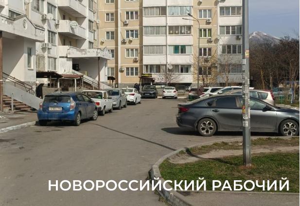 В Новороссийске инвалиды не могут понять, как организовать особую парковку в собственном дворе