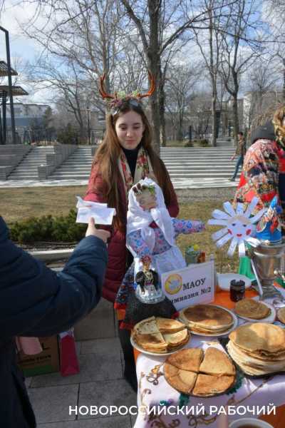 В Новороссийске на масленичных гуляниях можно было приобрести изделия наших ремесленников
