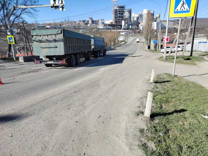 В Новороссийске на пешеходнике фура сбила школьницу