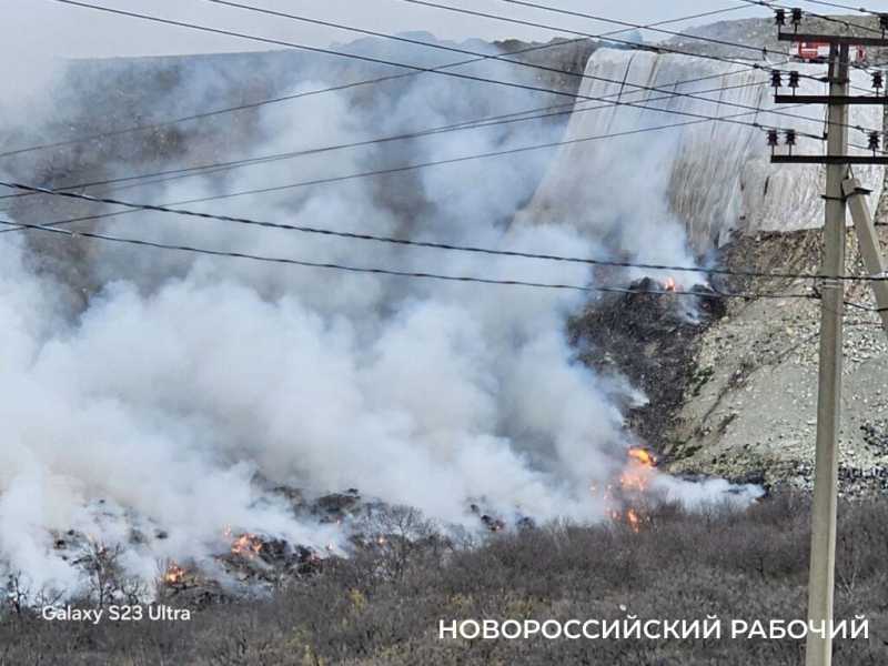 В Новороссийске на свалке обвалился склон и опять видно пламя  