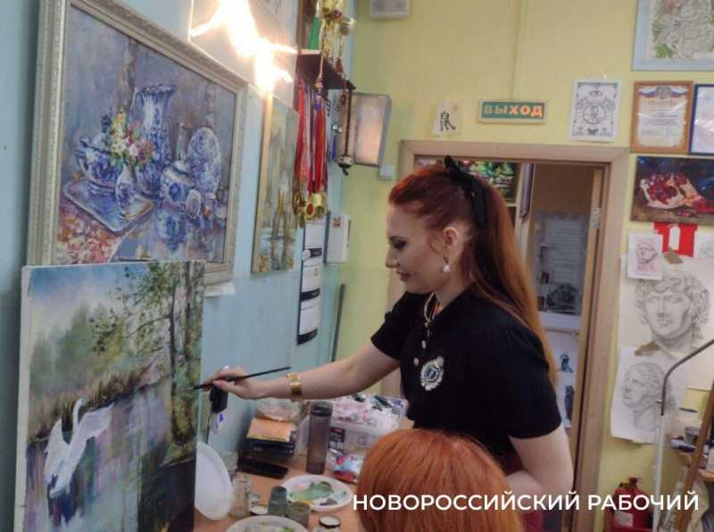 В Новороссийске пенсионеры учатся рисовать новую жизнь