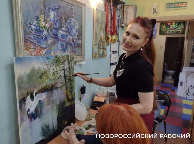 В Новороссийске пенсионеры учатся рисовать новую жизнь