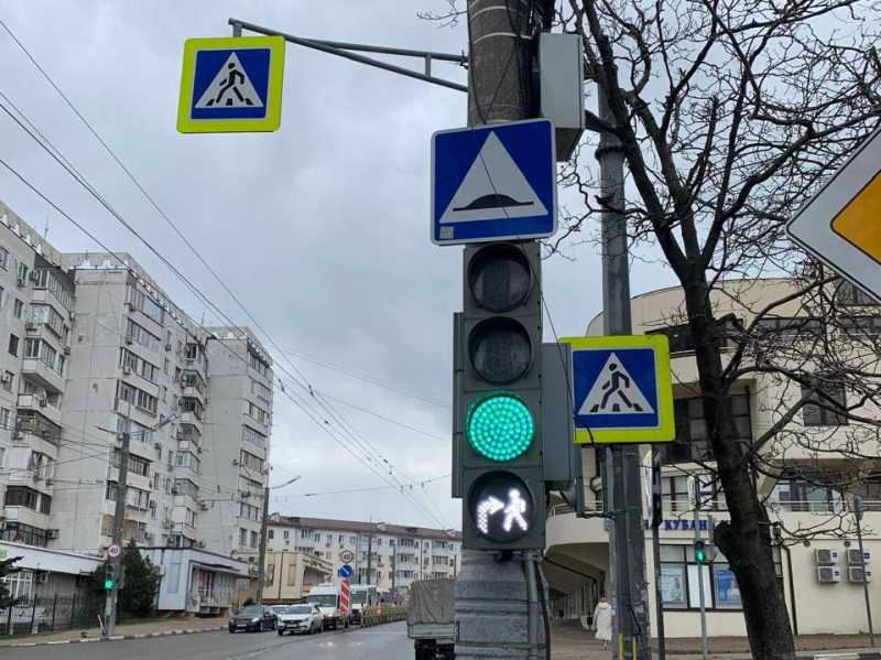В Новороссийске подключили светофор на пешеходнике, который было сложно перейти