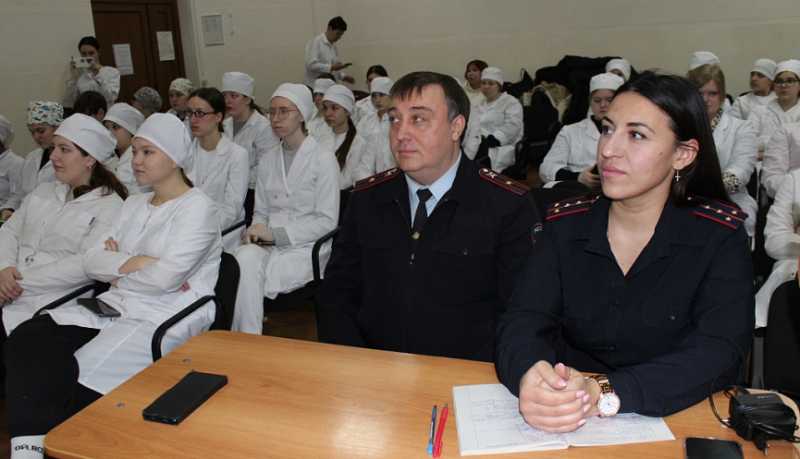 В Новороссийске полицейские и общественники реализуют мероприятия в рамках проекта «Молодежь в праве»