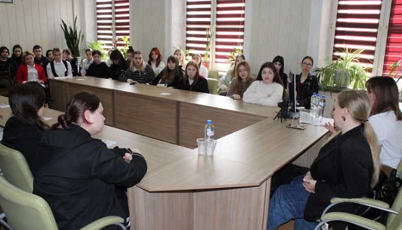 В Новороссийске полицейские, общественники и медики провели профилактический лекторий для студентов социально-педагогического колледжа