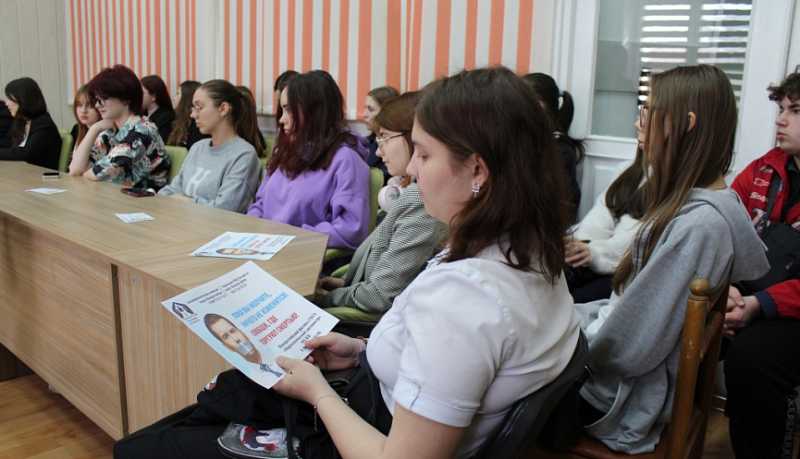В Новороссийске полицейские, общественники и медики провели профилактический лекторий для студентов социально-педагогического колледжа