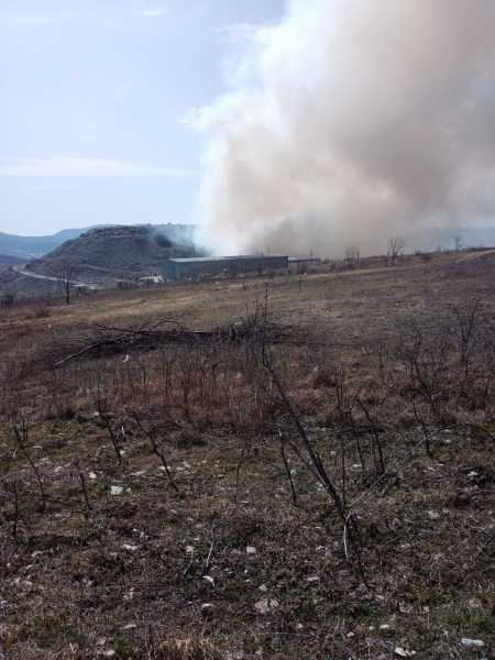 В Новороссийске пожар на свалке чуть не добрался до леса
