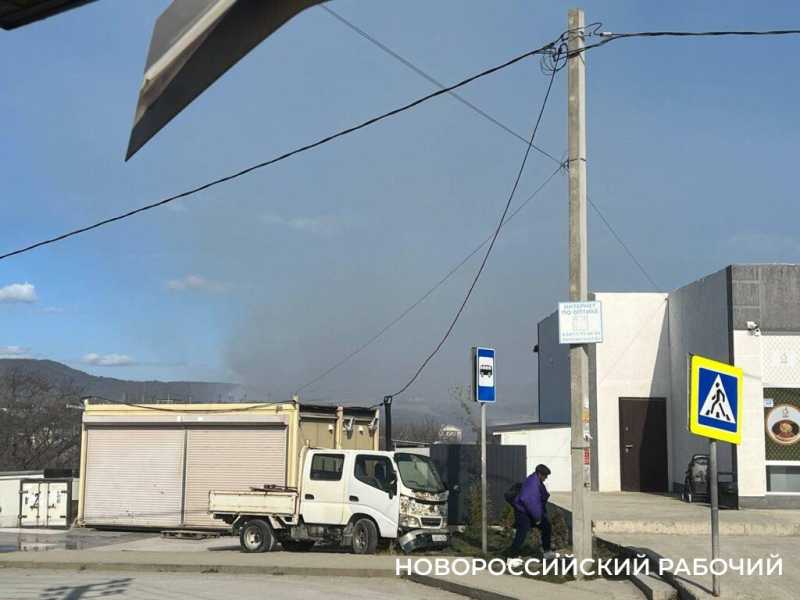 В Новороссийске продолжается тушение пожара на свалке. Сводки о состоянии воздуха больше не публикуют