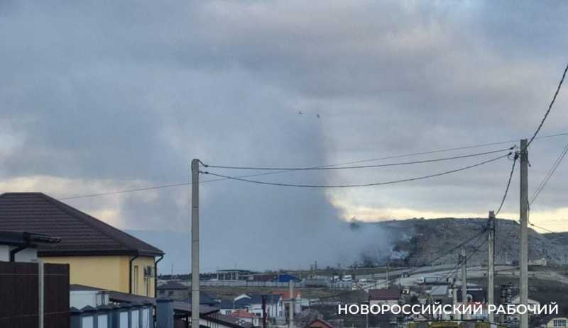 В Новороссийске продолжается тушение пожара на свалке. Сводки о состоянии воздуха больше не публикуют