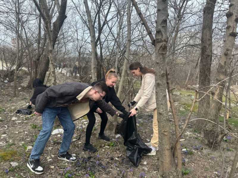 В Новороссийске проходят субботники