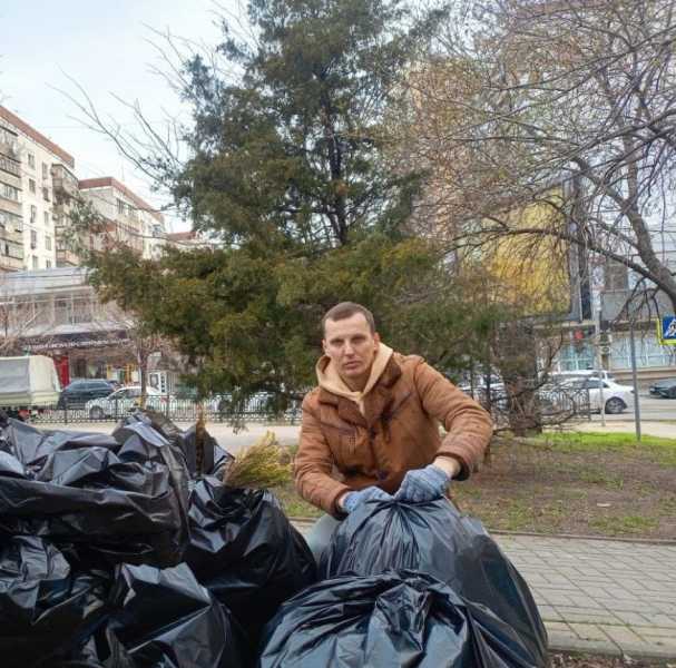 В Новороссийске проходят субботники