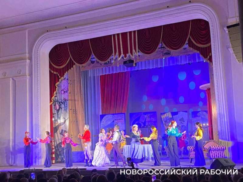 В Новороссийске с аншлагом идут гастроли театра из Крыма