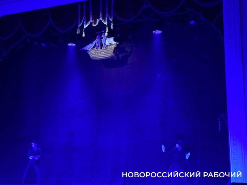 В Новороссийске с аншлагом идут гастроли театра из Крыма