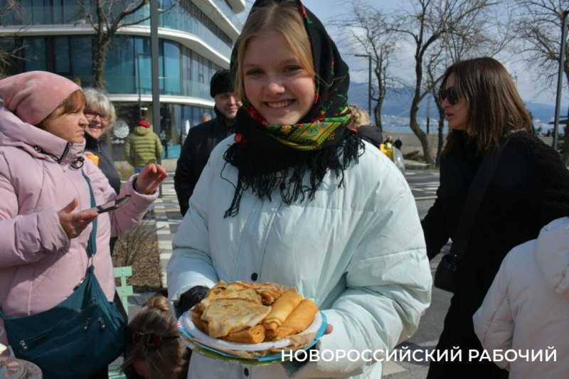 В Новороссийске с самого утра щедро угощают блинами