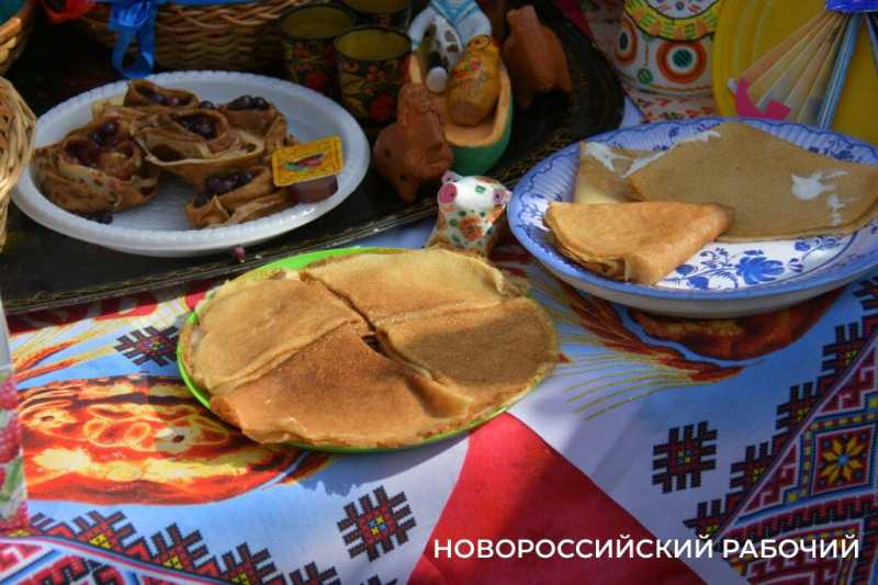 В Новороссийске с самого утра щедро угощают блинами