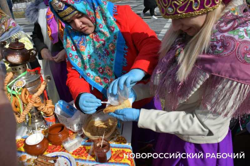 В Новороссийске с самого утра щедро угощают блинами