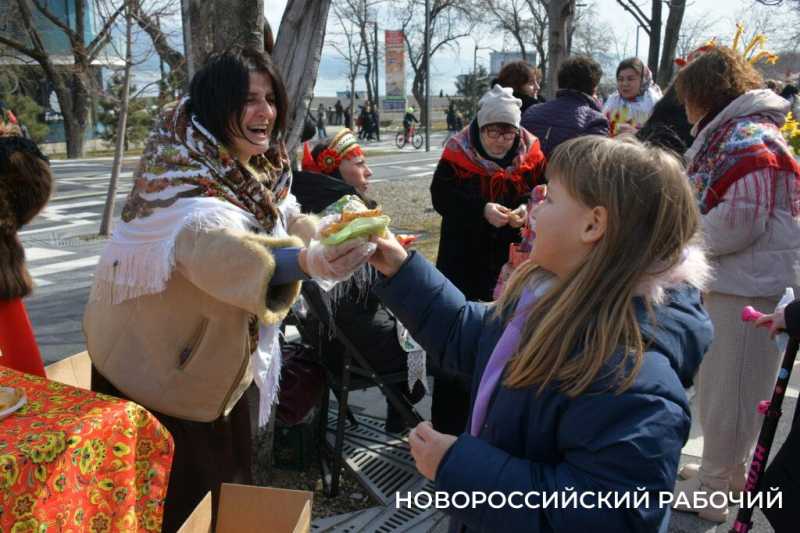В Новороссийске с самого утра щедро угощают блинами