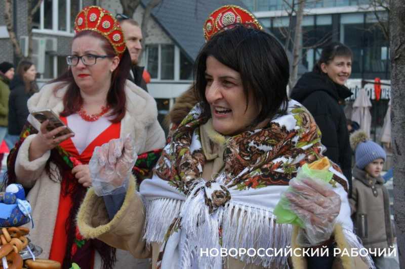 В Новороссийске с самого утра щедро угощают блинами