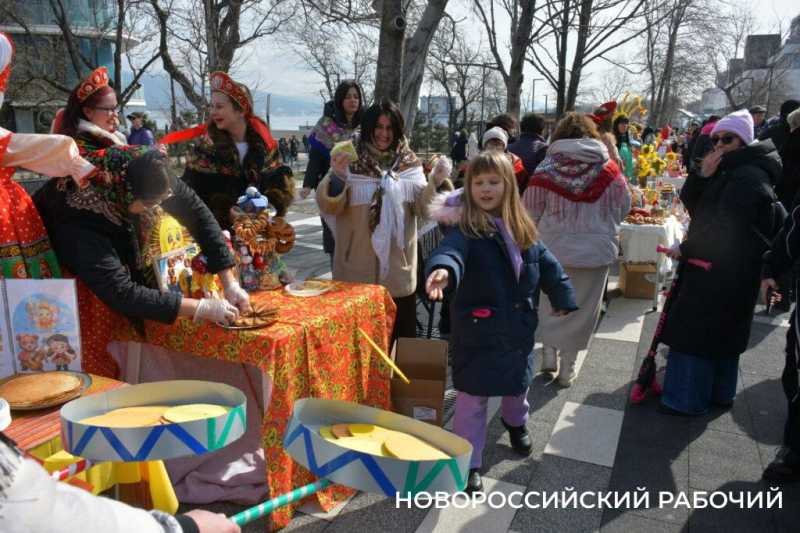 В Новороссийске с самого утра щедро угощают блинами