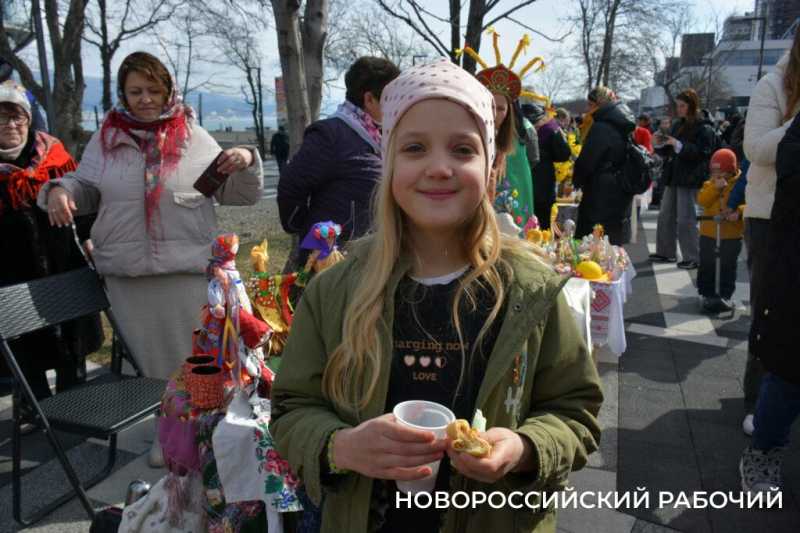 В Новороссийске с самого утра щедро угощают блинами
