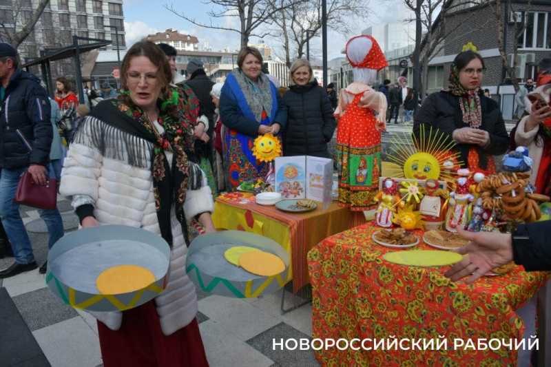 В Новороссийске с самого утра щедро угощают блинами