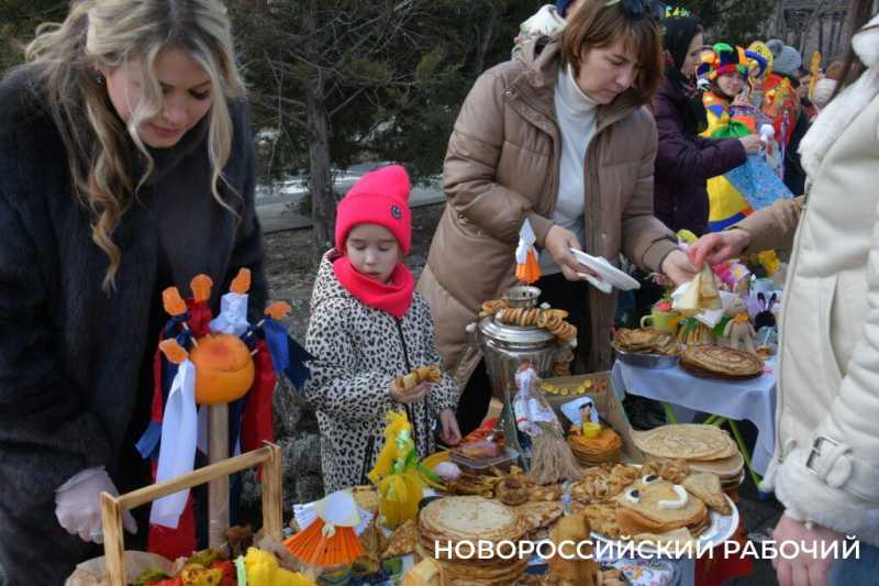 В Новороссийске с самого утра щедро угощают блинами