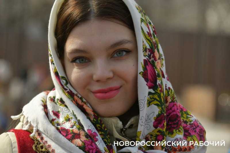В Новороссийске с самого утра щедро угощают блинами