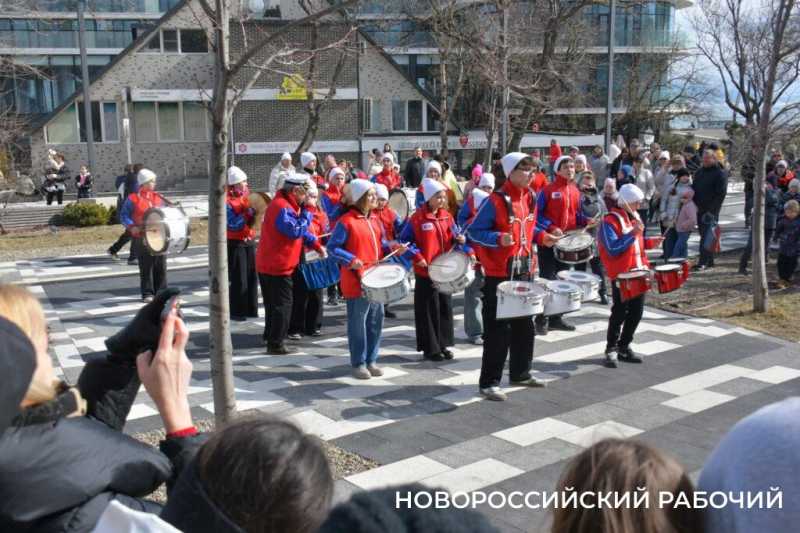 В Новороссийске с самого утра щедро угощают блинами