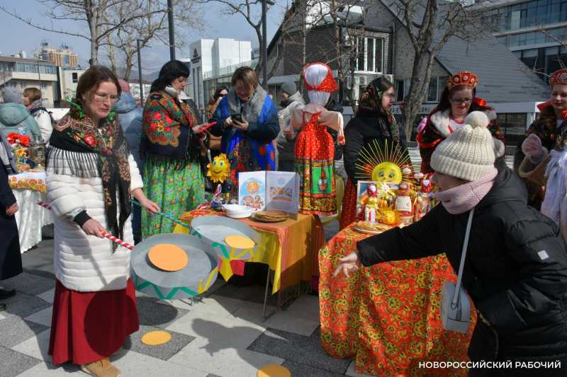 В Новороссийске с самого утра щедро угощают блинами
