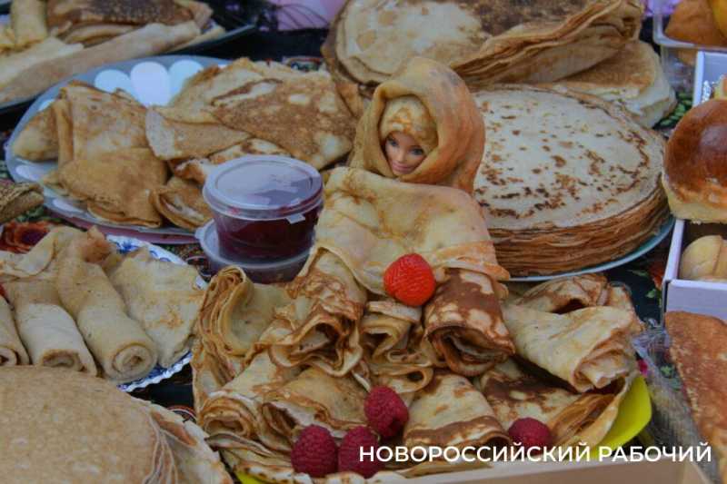 В Новороссийске с самого утра щедро угощают блинами