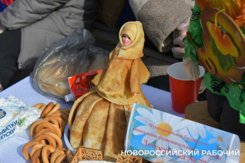 В Новороссийске с самого утра щедро угощают блинами