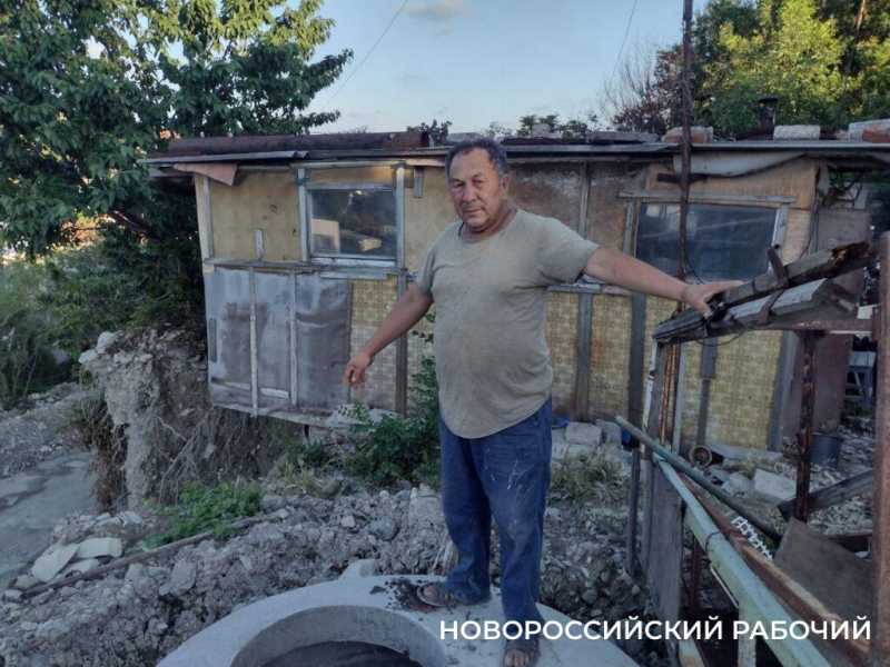 В Новороссийске скончался дед, который судился за дом, съезжающий в пропасть из-за стройки соседей