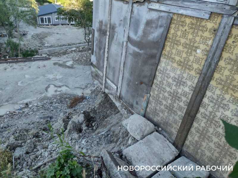 В Новороссийске скончался дед, который судился за дом, съезжающий в пропасть из-за стройки соседей