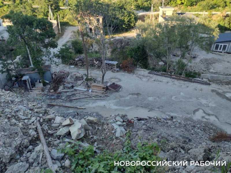 В Новороссийске скончался дед, который судился за дом, съезжающий в пропасть из-за стройки соседей