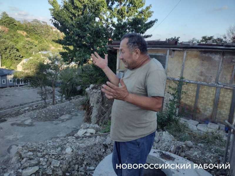 В Новороссийске скончался дед, который судился за дом, съезжающий в пропасть из-за стройки соседей
