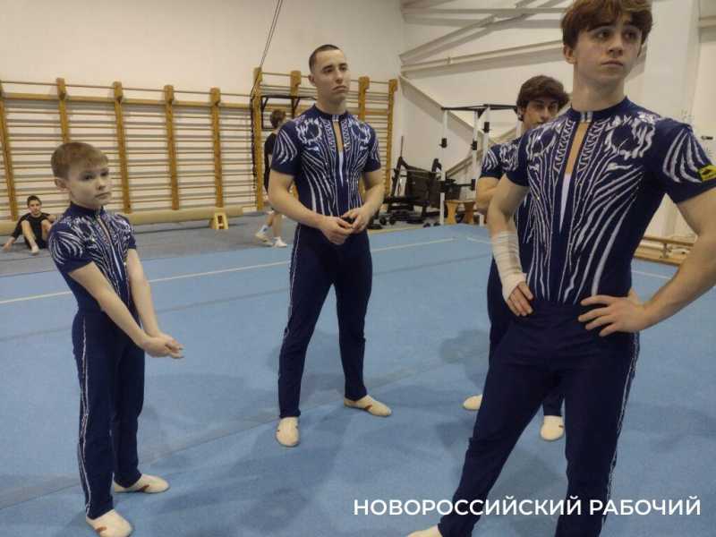 В Новороссийске тренируется одна из лучших «четверок» спортивных акробатов  России