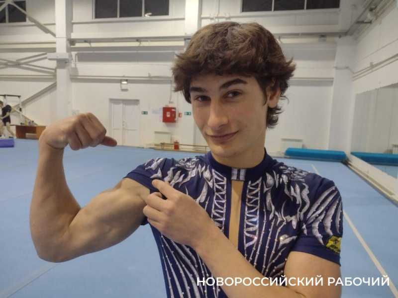 В Новороссийске тренируется одна из лучших «четверок» спортивных акробатов  России