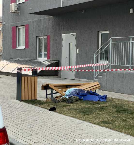 В Новороссийске, упав с высоты, погиб мужчина