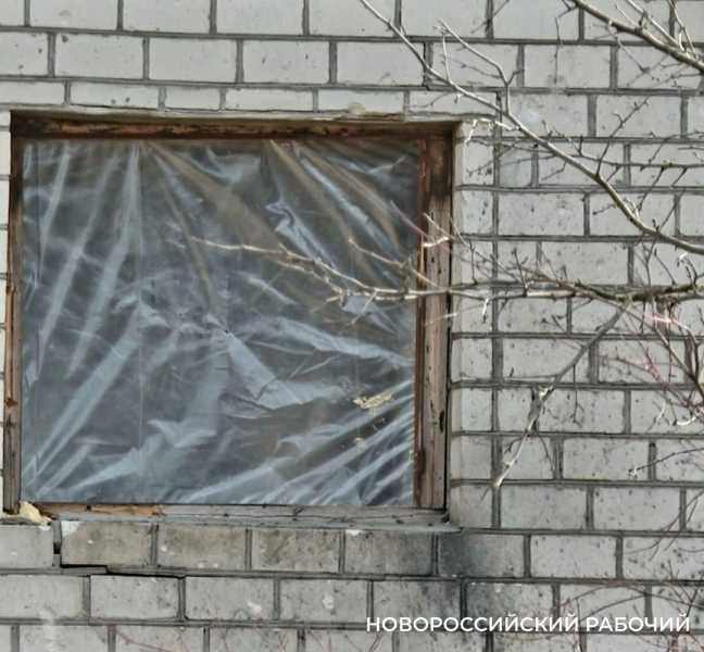 В пригороде Новороссийска помогают жильцам дома, который в феврале повредили обломки БПЛА