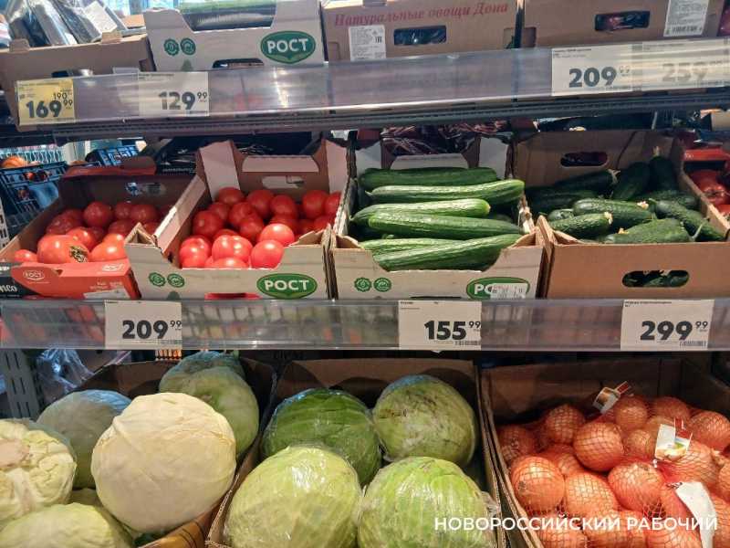 Весенний салат в Новороссийске: огурцы от 150 рублей, помидоры от 200