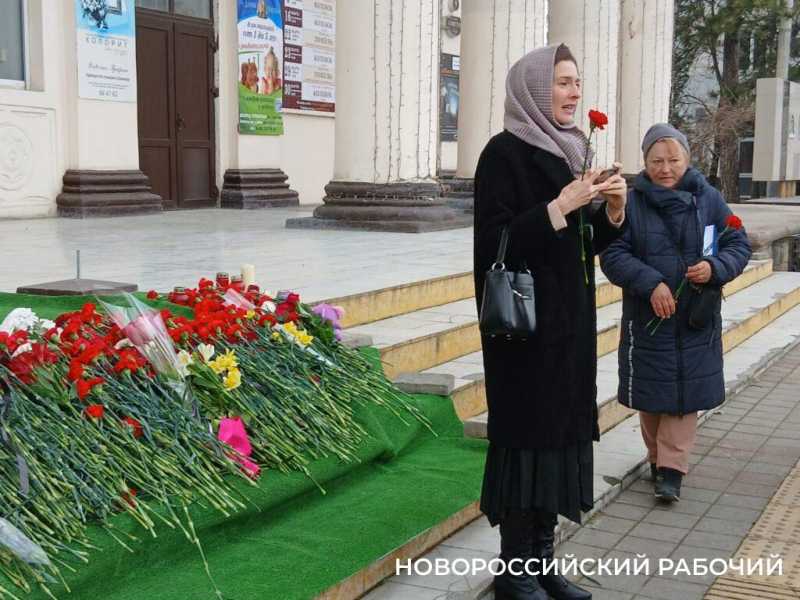 Жители Новороссийска почтили память погибших в «Крокус Сити Холле»