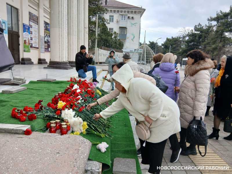 Жители Новороссийска почтили память погибших в «Крокус Сити Холле»