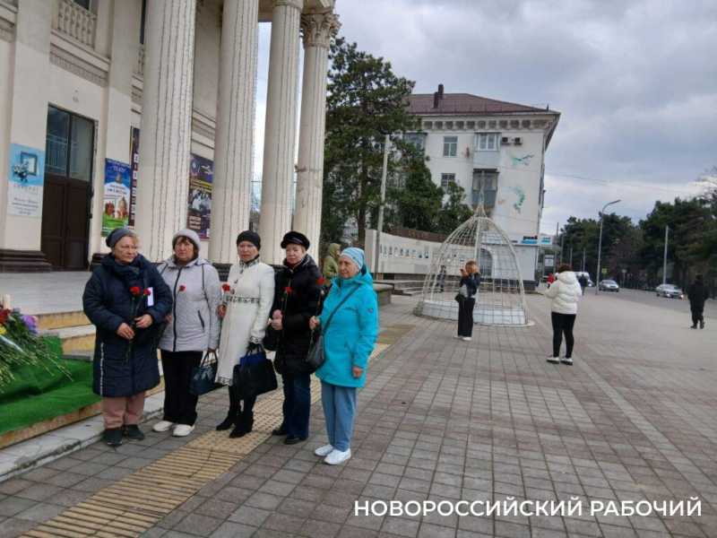Жители Новороссийска почтили память погибших в «Крокус Сити Холле»