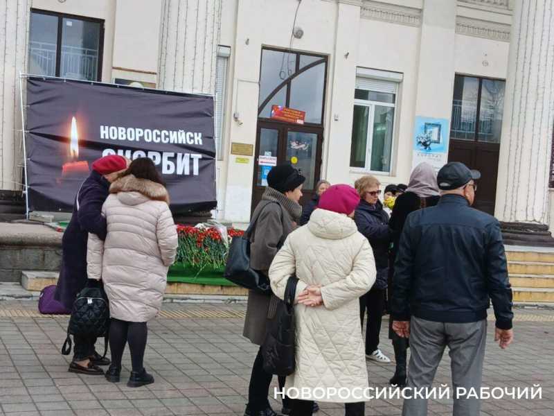 Жители Новороссийска почтили память погибших в «Крокус Сити Холле»
